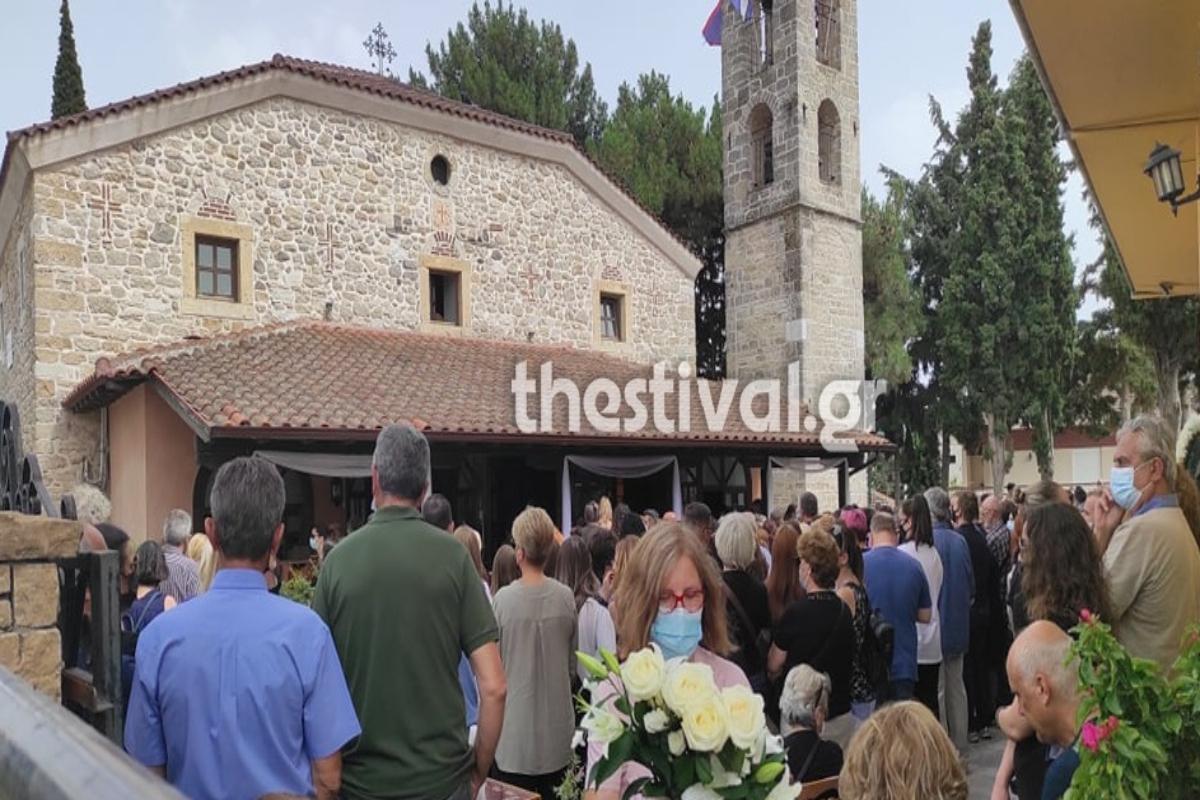 Θεσσαλονίκη: Σπαράζουν καρδιές στην κηδεία της 14χρονης – Τραγική φιγούρα ο πατέρας, τι ζήτησε από τους παρευρισκόμενους