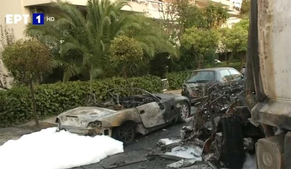 Απίστευτο τροχαίο στο Καβούρι με εκρήξεις και φωτιά σε οχήματα