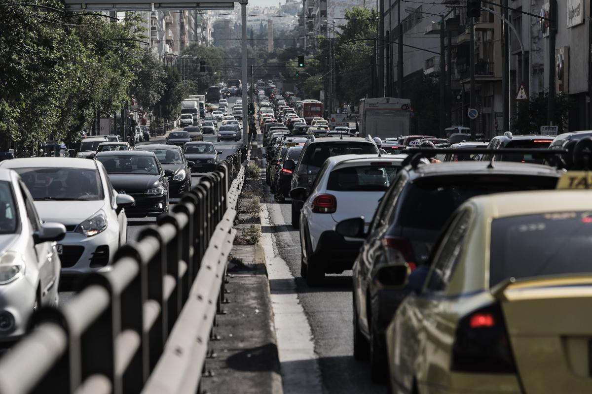 Κίνηση τώρα: Ταλαιπωρία για τους οδηγούς στις μεγάλες οδικές αρτηρίες