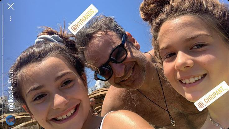Στην Τήνο ο Μητσοτάκης - «Χαμός» με την selfie με δύο κοριτσάκια