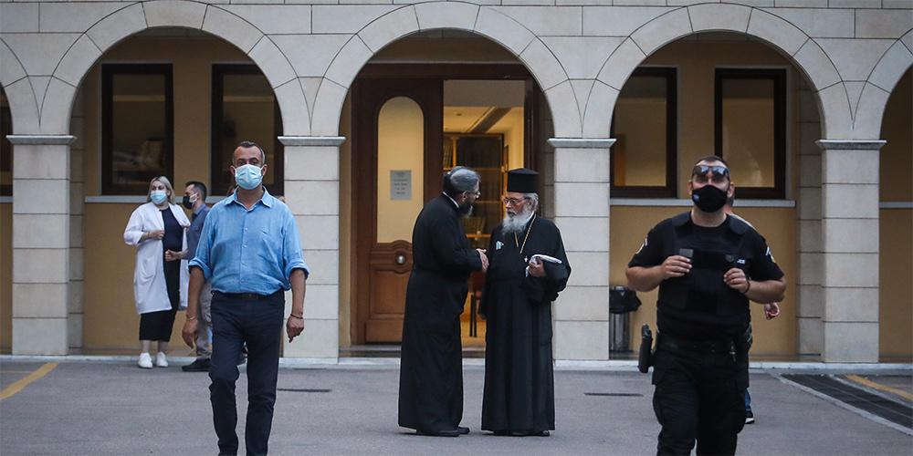 Επίθεση με βιτριόλι στη Μονή Πετράκη: «Μπουμπούκι» και στα νιάτα του ο ιερέας – Δείτε φωτογραφία