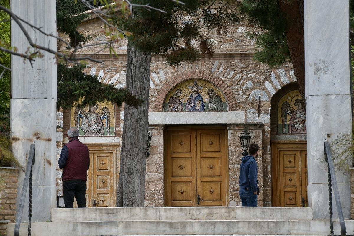 ΣΟΚ στη Μονή Πετράκη: Πρώην ιερέας έριξε βιτριόλι σε έξι Μητροπολίτες – Μεταφέρθηκαν εσπευσμένα στο «Λαϊκό»