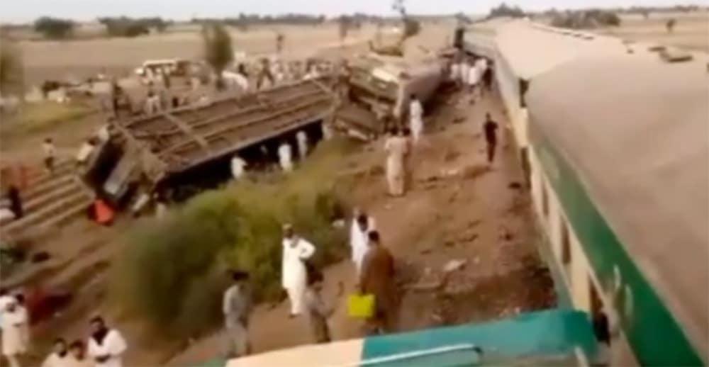 Πακιστάν: Τουλάχιστον 30 νεκροί σε σύγκρουση τρένων