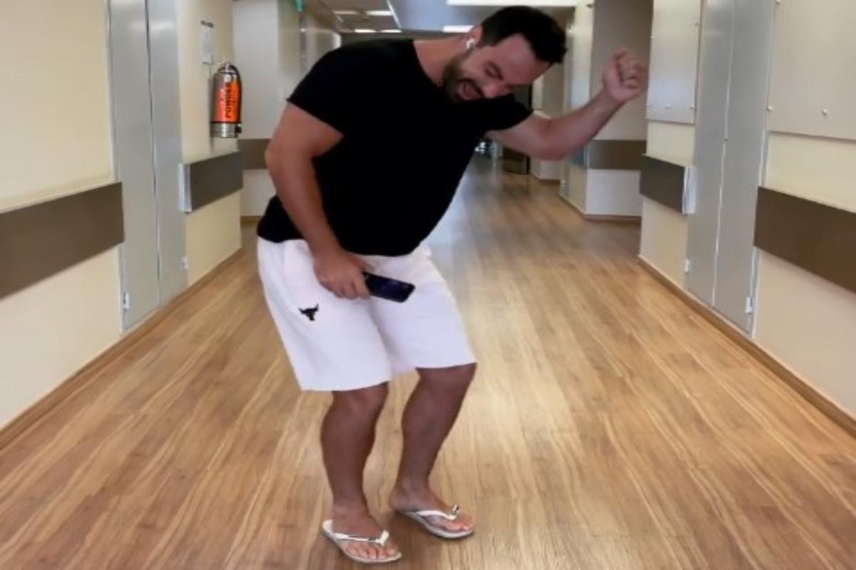 Σάκης Τανιμανίδης: Χορεύει και σηκώνει ένα μαιευτήριο στον… αέρα - Η ανάρτηση μετά τη γέννηση των κοριτσιών του [βίντεο]