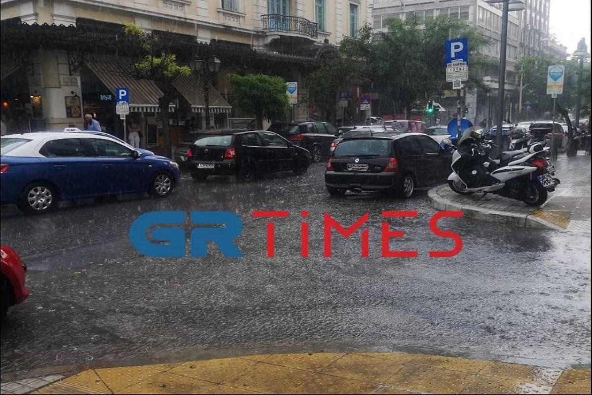 Κακοκαιρία: «Άνοιξαν οι ουρανοί» στη Θεσσαλονίκη – Αστραπές και καταρρακτώδης βροχή