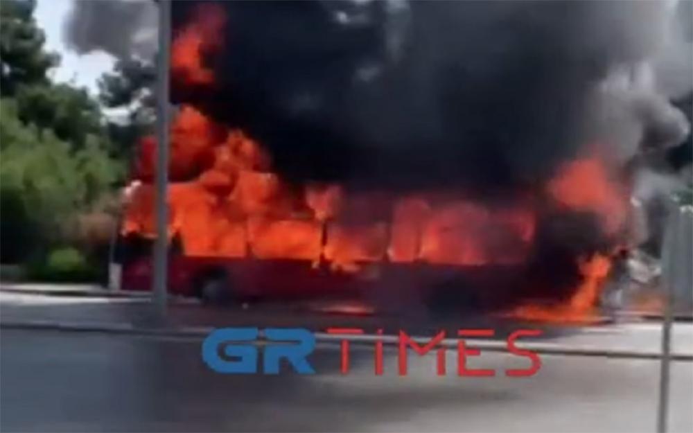 Θεσσαλονίκη: Στις φλόγες λεωφορείο του ΚΤΕΛ – Συγκλονιστικές εικόνες
