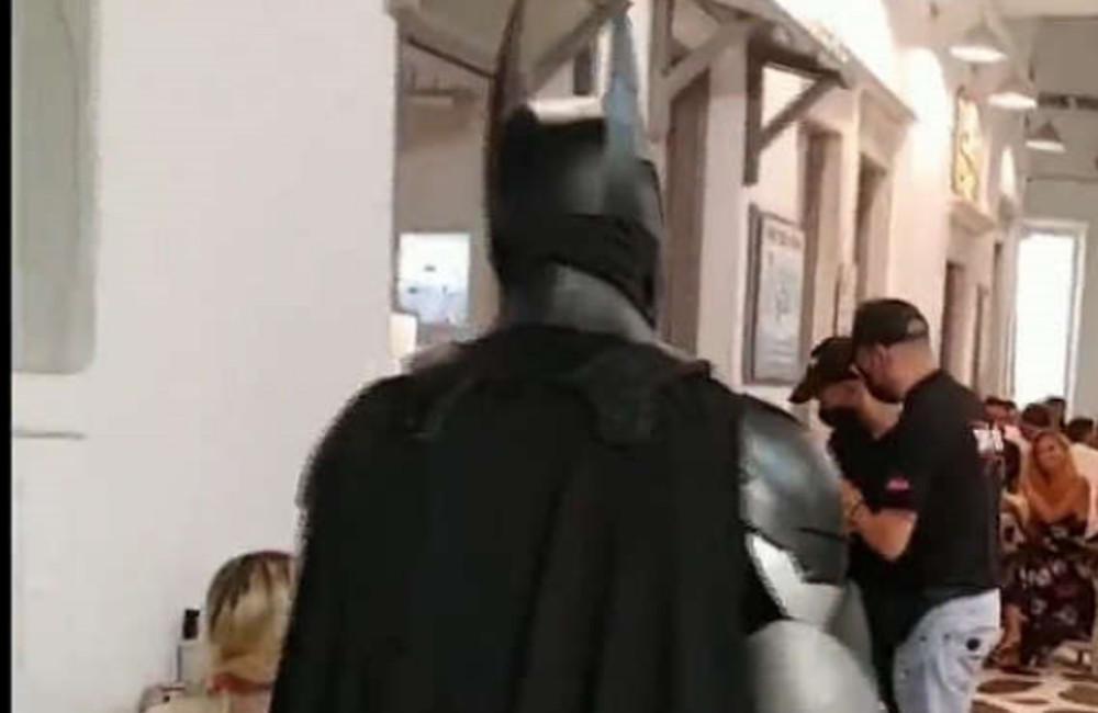 Μύκονος: Ο Batman κάνει περιπολίες για την εφαρμογή των μέτρων