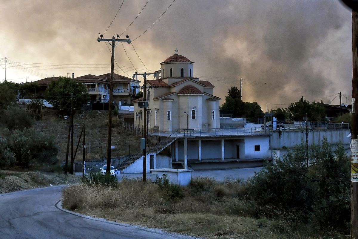 Φωτιά στην Κορινθία: Σε καλύτερη κατάσταση το πύρινο μέτωπο – Κινδύνεψε οικισμός