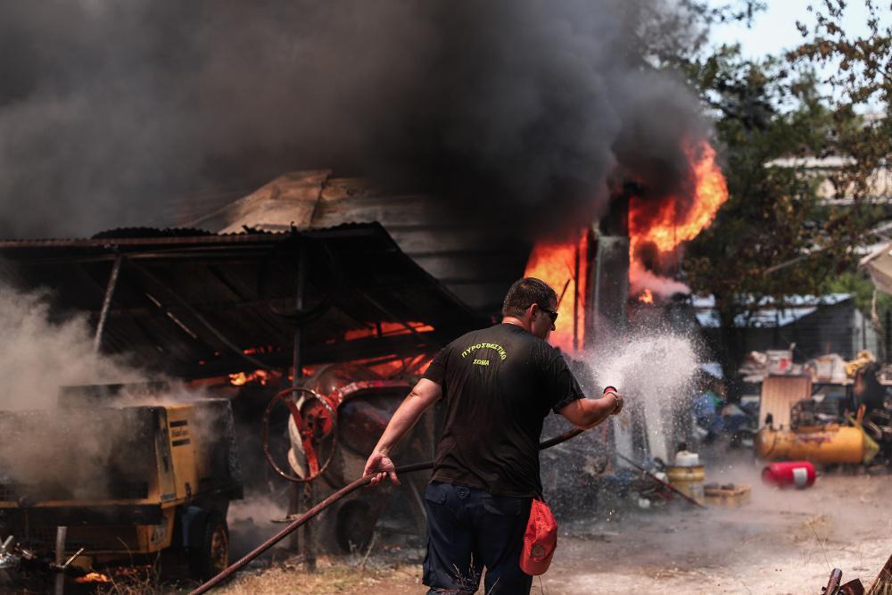 Φωτιά στην Αττική: Καίγονται σπίτια στην Ροδόπολη - «Μάχη» στην Σταμάτα