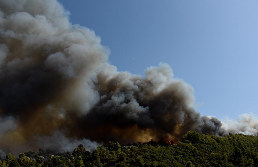 Μαίνεται η φωτιά στην Αχαΐα - Χρυσοχοΐδης: «Δύσκολο να ελεγχθεί»