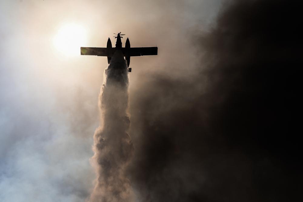 Φωτιά στην Αττική: Καίγονται σπίτια στην Ροδόπολη – «Μάχη» στην Σταμάτα