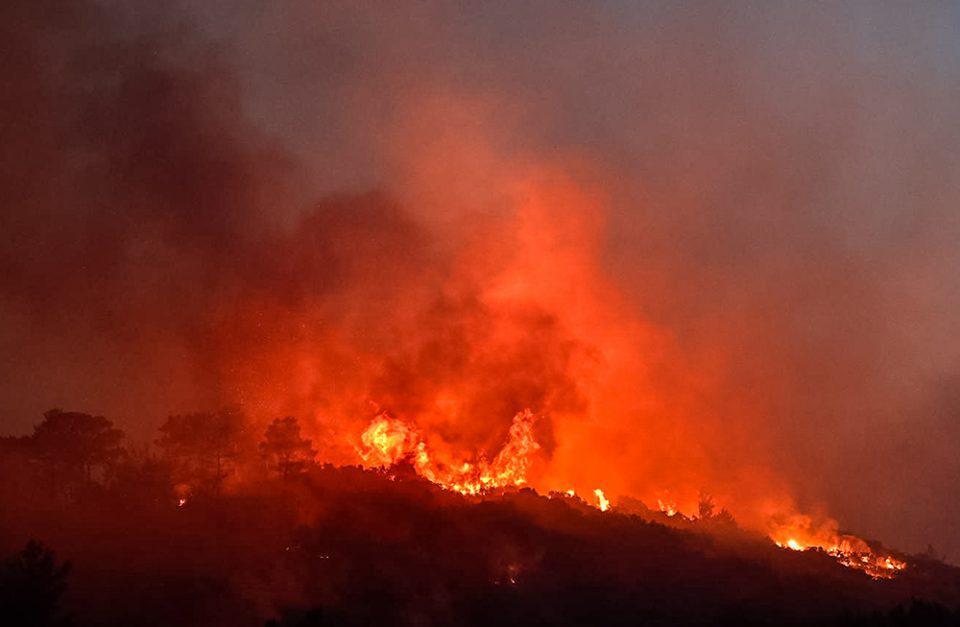 Φωτιά στη Σάμο: Ολονύχτια μάχη με τις φλόγες - Εκκενώθηκαν ξενοδοχεία
