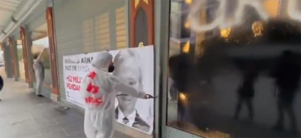 Γαλλία: Ακτιβιστές έριξαν μαύρη μπογιά σε κατάστημα του Αρνό
