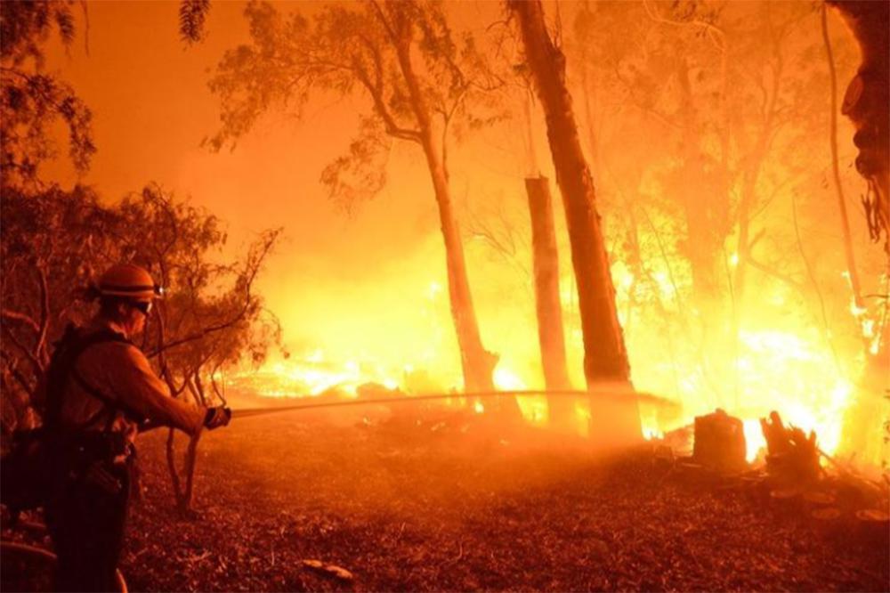 Πύρινος εφιάλτης στην Καλιφόρνια: Ανεξέλεγκτη η πυρκαγιά Ντίξ