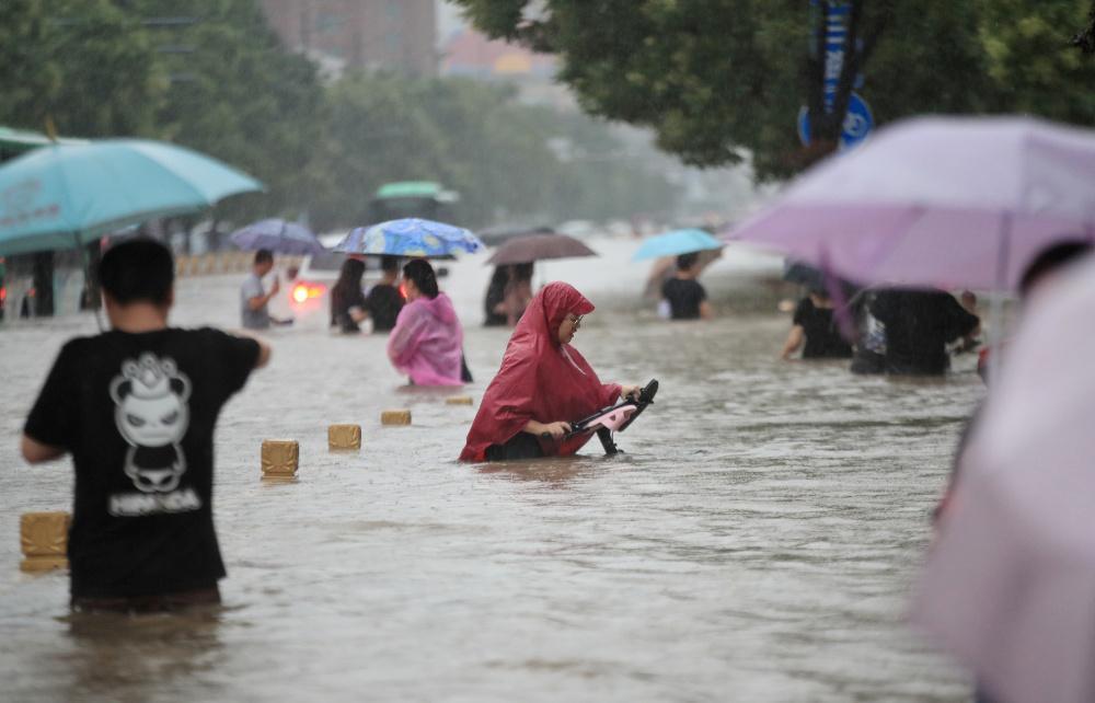 Πλημμύρες στην Κίνα: Έπεσε σε τρις μέρες όση βροχή πέφτει σε ένα χρόνο