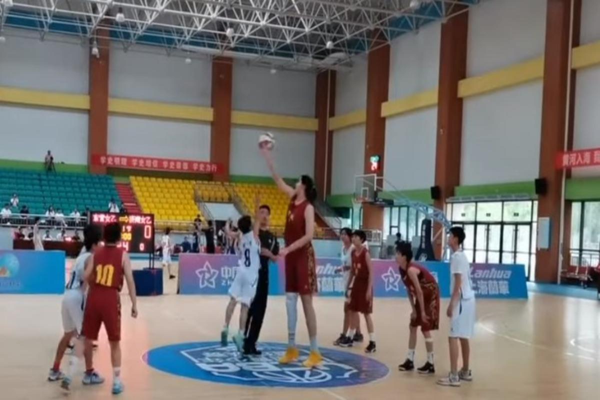 Αυτή είναι η 14χρονη Κινέζα που έχει ύψος 2,27μ. – Η εικόνα που έγινε viral