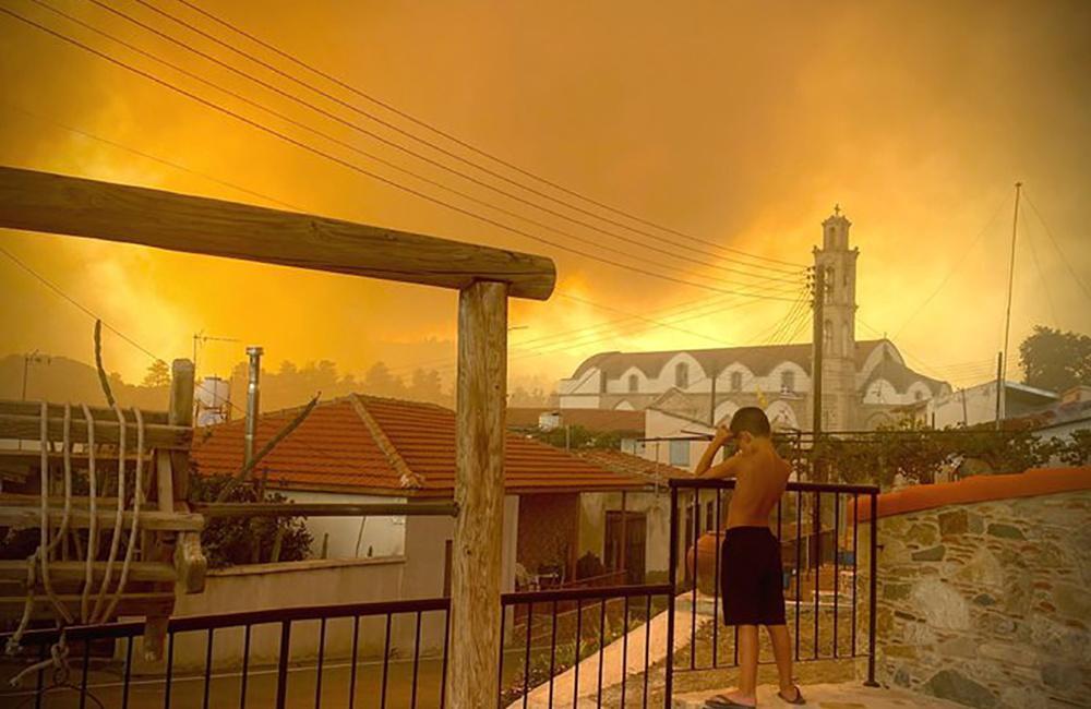 Κύπρος: Μάχη με τις φλόγες για να τεθεί υπό έλεγχο η μεγάλη πυρκαγιά