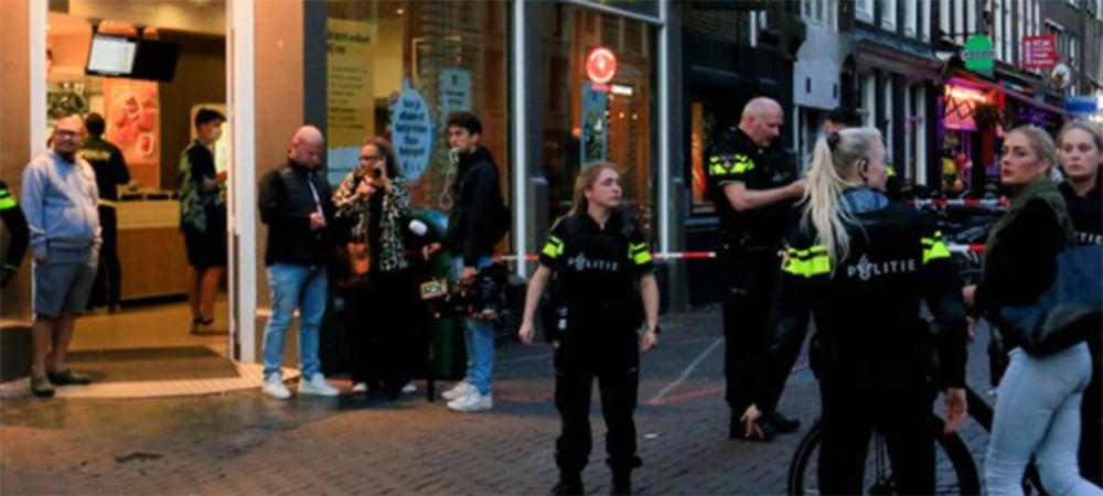 Ολλανδία: Μάχη για να κρατηθεί στη ζωή δίνει ο δημοσιογράφος