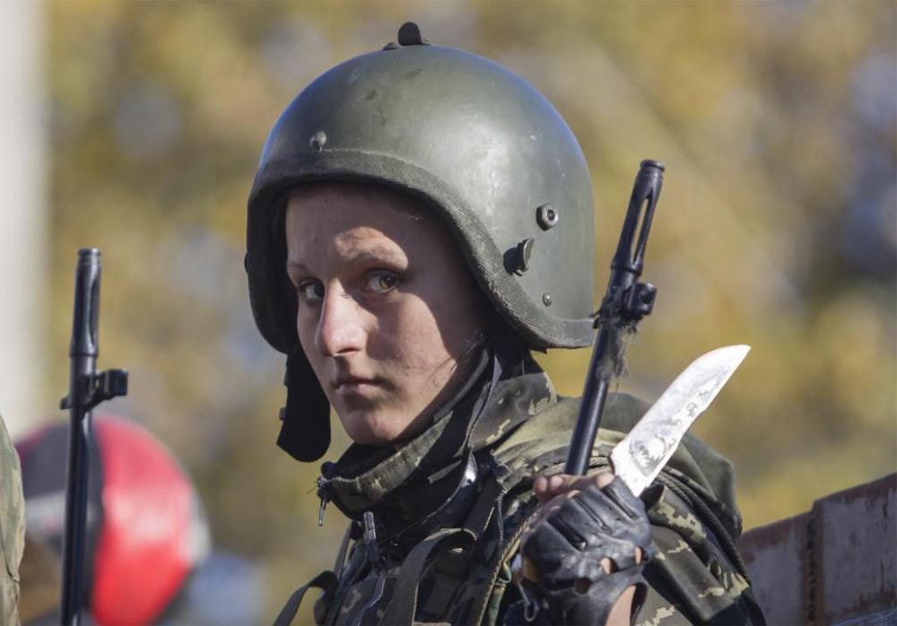 Σάλος στην Ουκρανία για τις στρατιωτίνες με τις… γόβες [εικόνα]