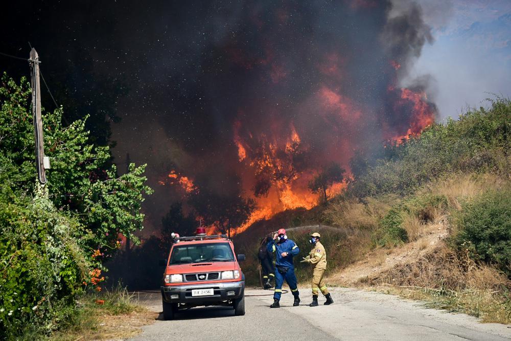 Φωτιά στην Πάτρα: Προληπτική εκκένωση στην περιοχή του Προφήτη Ηλία