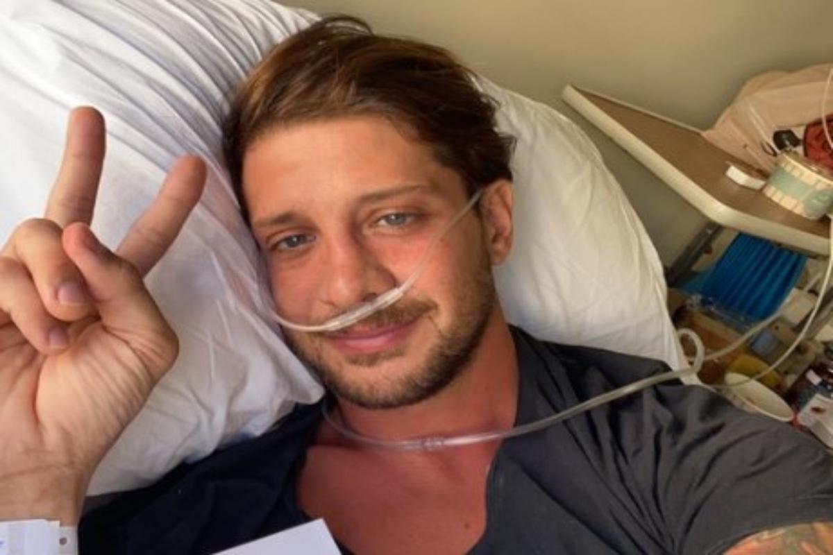 Ηλίας Μπόγδανος: Εξαντλημένος ο πρώην παίκτες του Survivor – Η νέα φωτογραφία από το νοσοκομείο