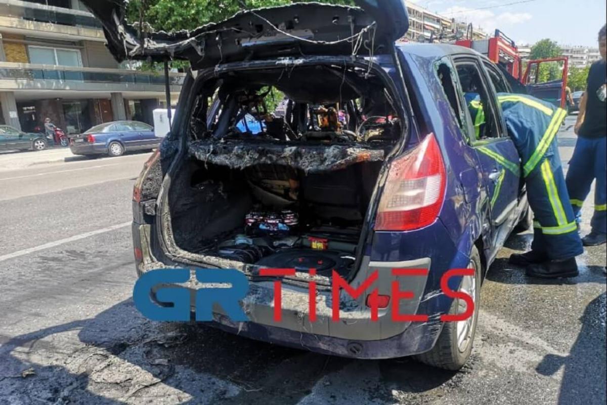 Θεσσαλονίκη: Κάηκε το αυτοκίνητο τους στη μέση του δρόμου αλλά δεν πτοήθηκαν - Πήγαν κανονικά διακοπές [βίντεο]