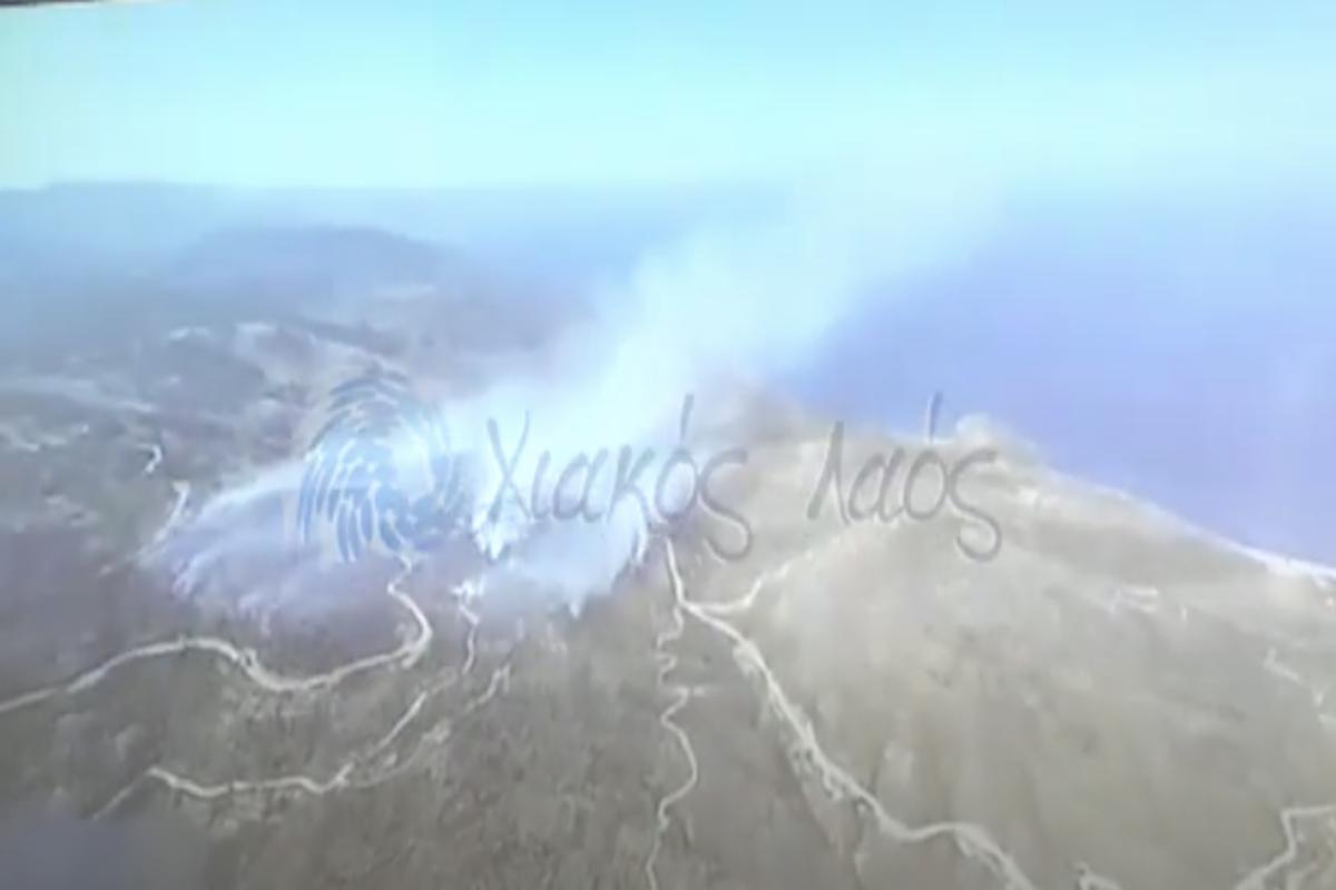 Χίος: Σε εξέλιξη η φωτιά – Δείτε τα απίστευτα πλάνα μέσα από καναντέρ [βίντεο]
