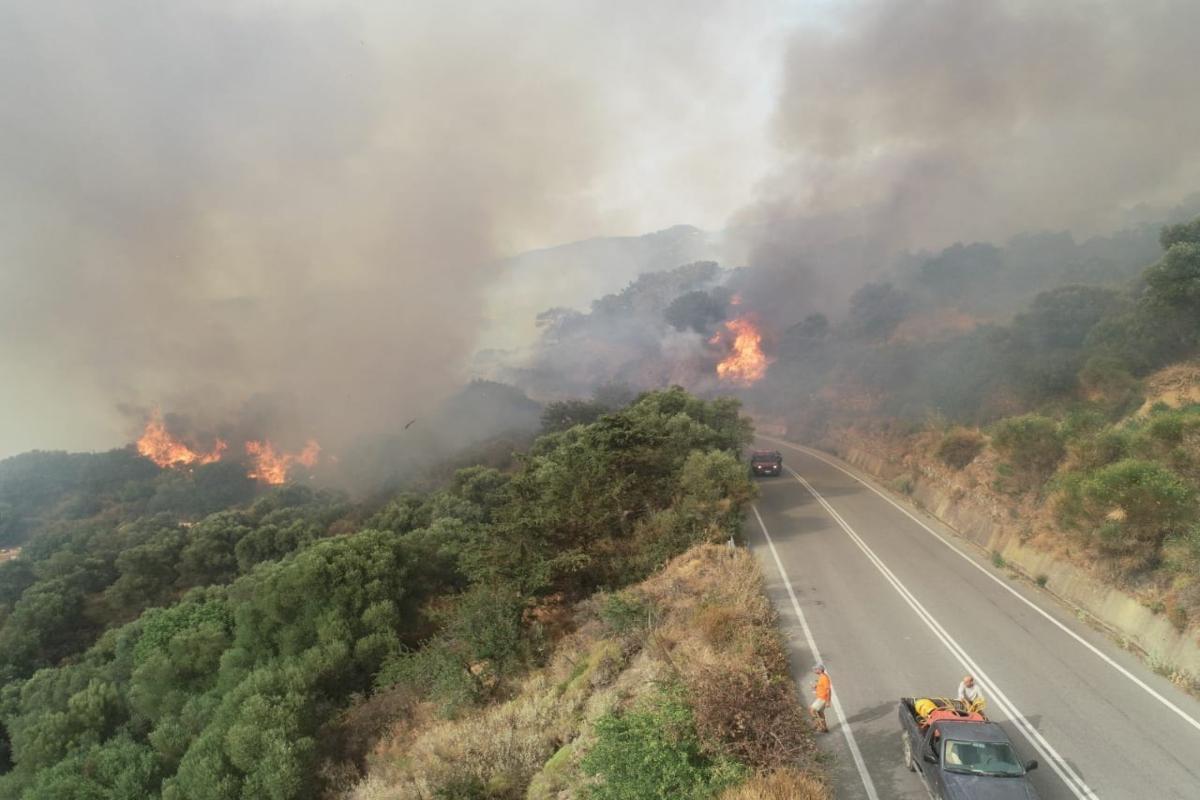 Μεγάλη φωτιά στη Χίο - Εκκενώθηκε το χωριό Κατάβαση