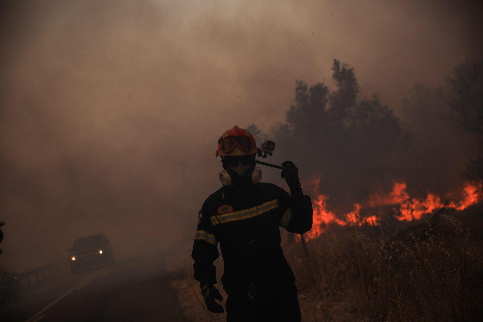Φωτιά στη Βαρυμπόμπη: Η αυτοθυσία των πυροσβεστών για να σώσουν ζωές και περιουσίες – Συγκλονιστικές εικόνες