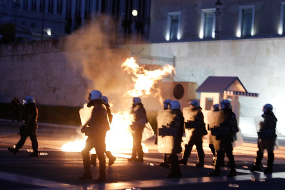 Επεισόδια και μολότοφ στη συγκέντρωση αντιεμβολιαστών στο Σύνταγμα