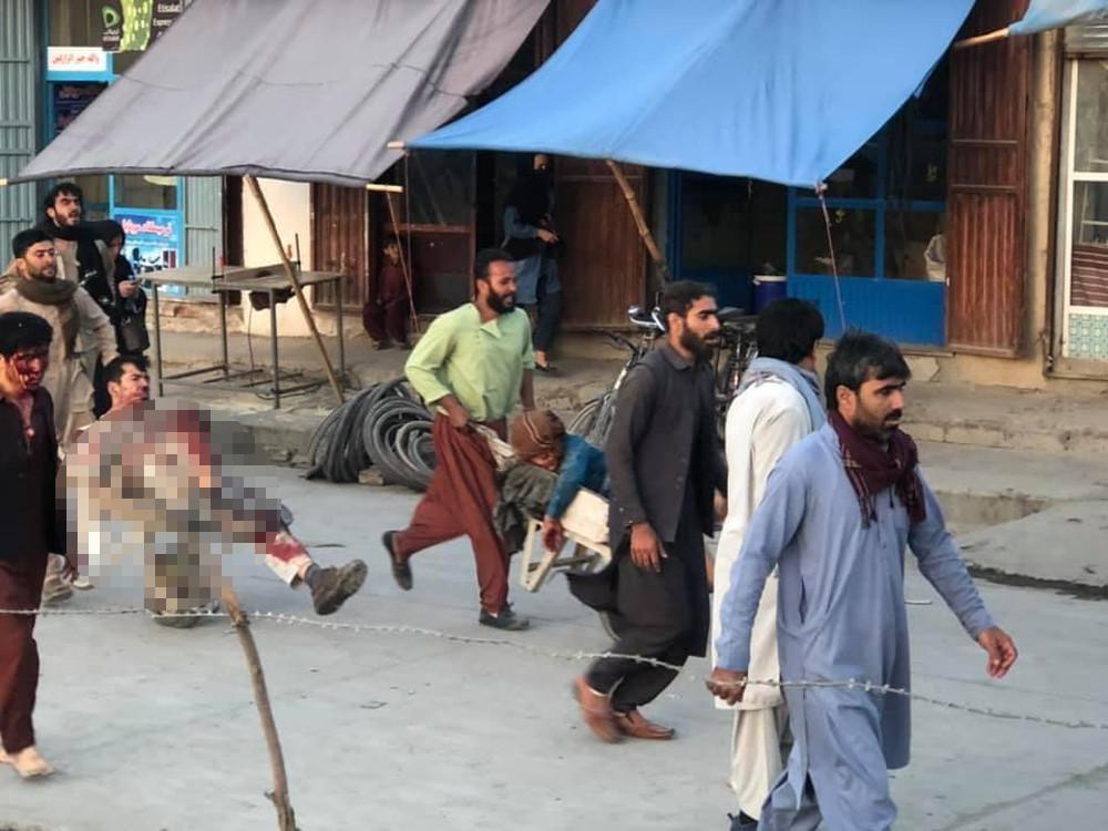 Έκρηξη στην Καμπούλ: Εικόνες φρίκης από την τρομοκρατική επίθεση