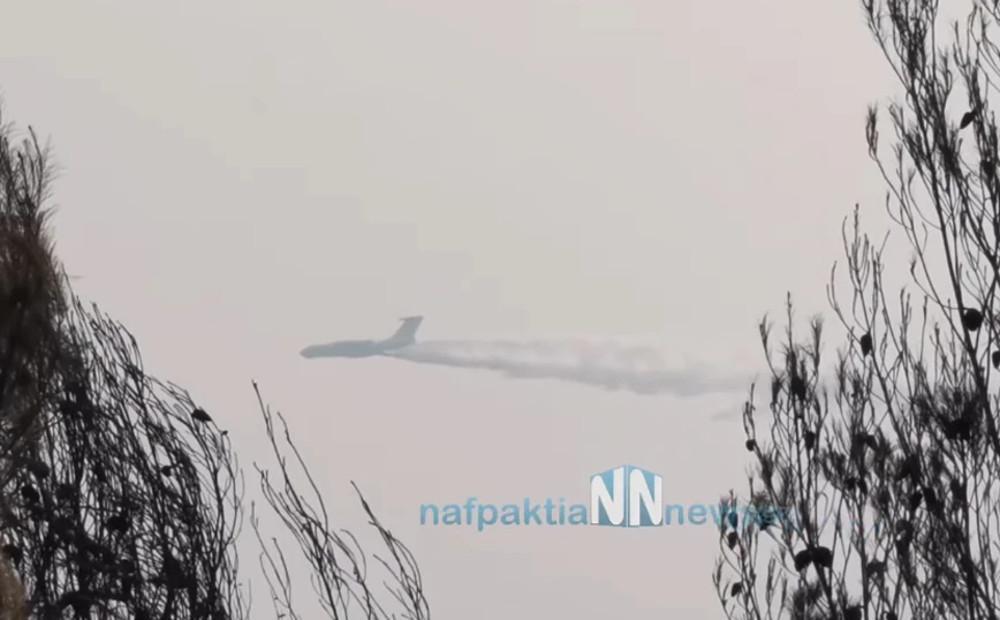 Δέος: Ο ρώσικος γίγαντας Ilyushin Il-76 δίνει μάχη με τις φλόγες στην Αρκαδία [βίντεο]