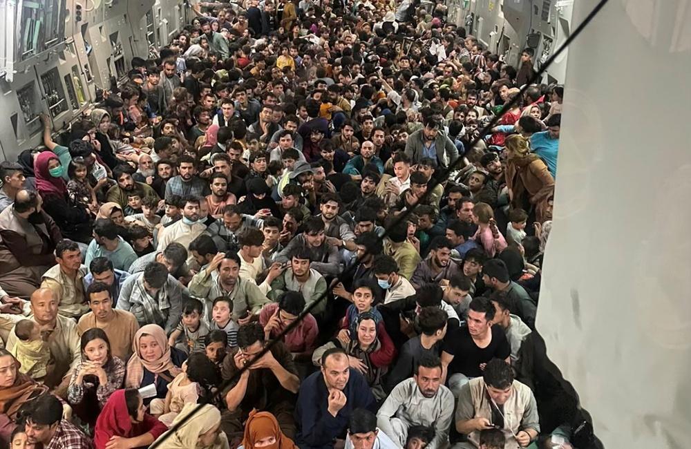 Αφγανιστάν: Συγκλονιστική εικόνα με 600 ανθρώπους «στοιβαγμένους» μέσα σε αμερικανικό μεταγωγικό