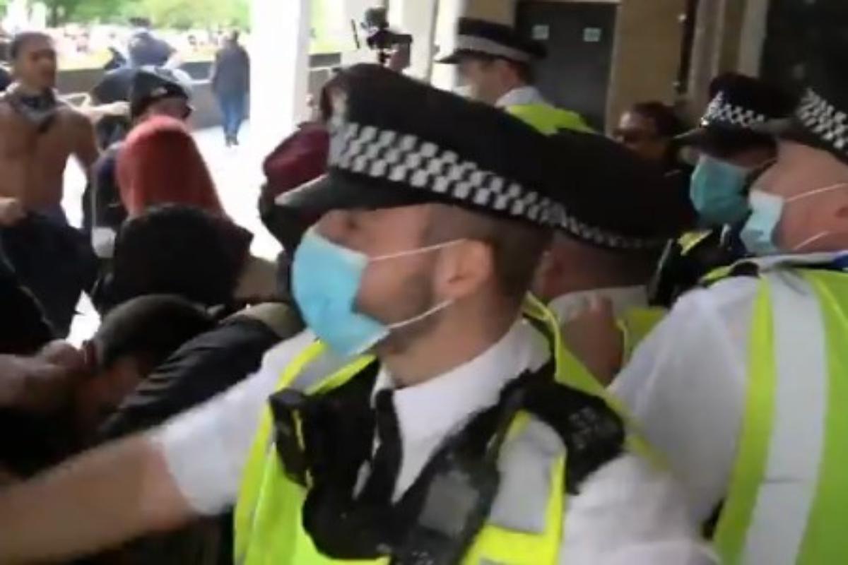 Χάος έξω από το κτήριο του BBC: Αντιεμβολιαστές επιχείρησαν να «μπουκάρουν» στο εσωτερικό του