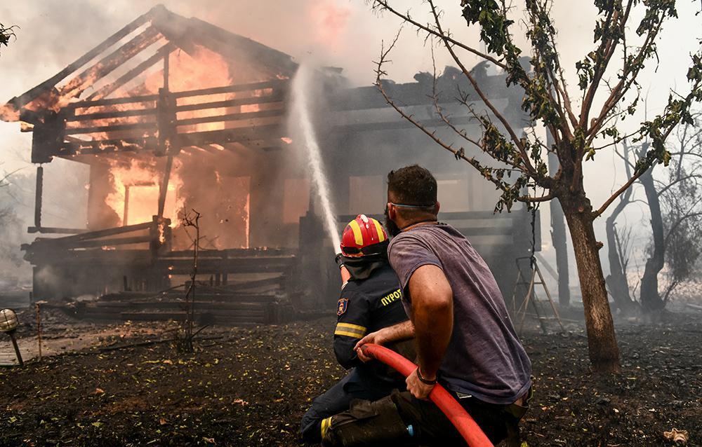 Φωτιές: Αγωνία για δύο εθελοντές δασοπυροσβέστες - Νοσηλεύονται