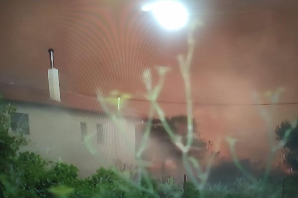 Φωτιά στη Δροσοπηγή: Καίγεται ο οικισμός - Οι πρώτες εικόνες
