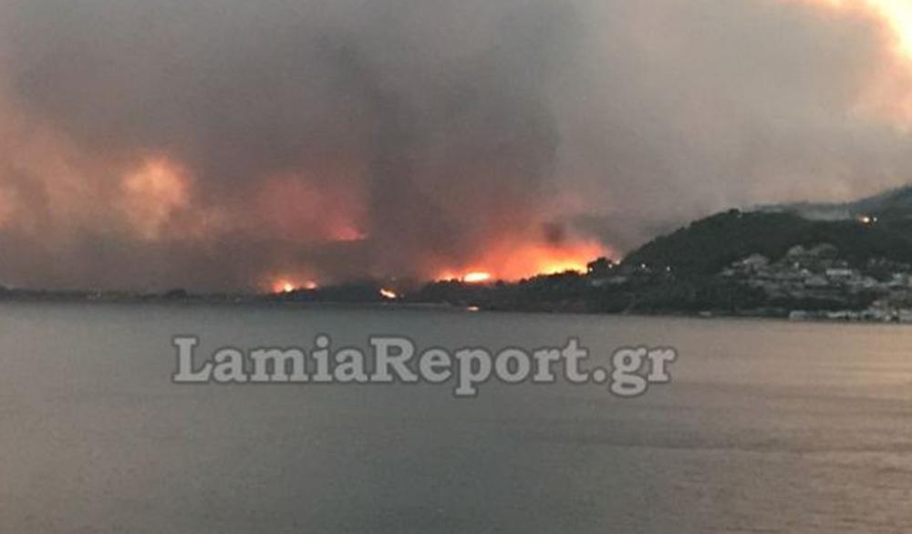 Μαίνεται η πυρκαγιά στη Λίμνη Εύβοιας – Εκκενώθηκαν οικισμοί [βίντεο]