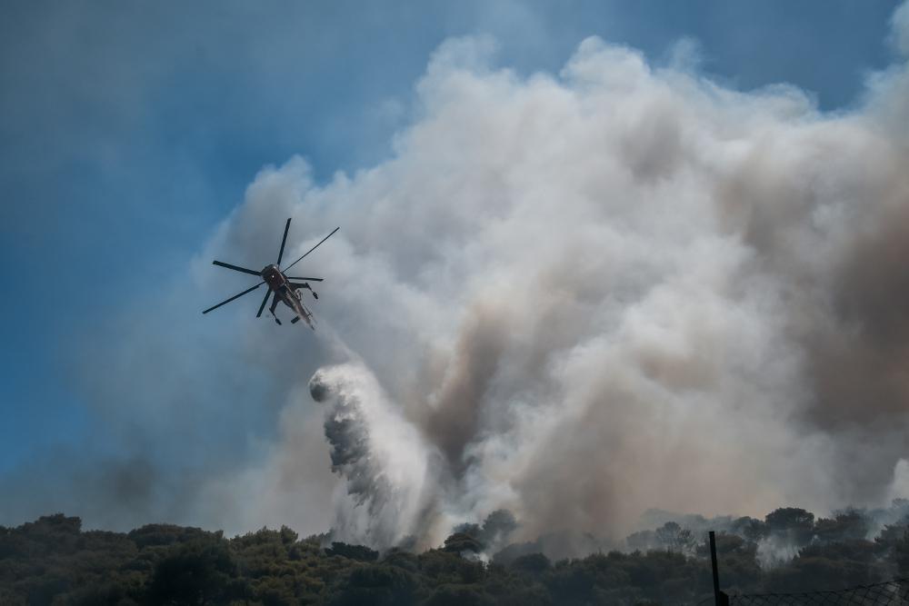 Ανεξέλεγκτη η φωτιά στα Βίλια: Τεράστιο το πύρινο μέτωπο – Χωρίς ενεργά μέτωπα η Κερατέα