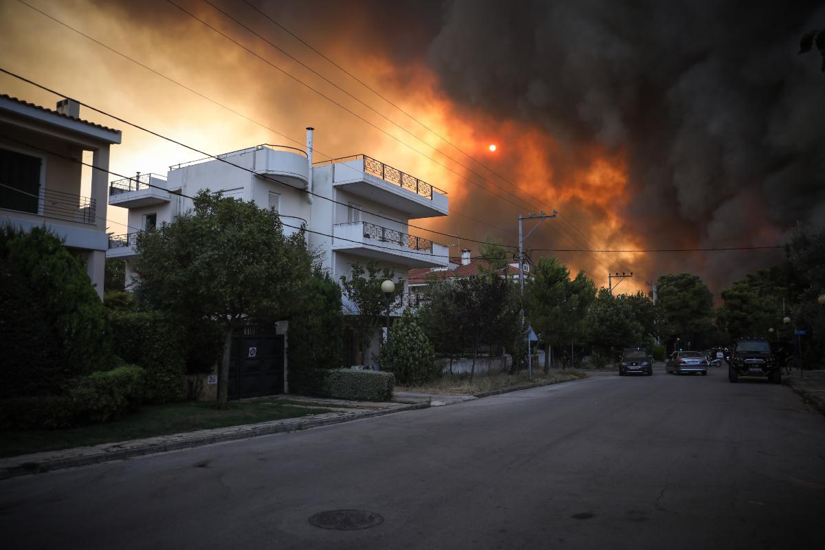 Φωτιά στην Βαρυμπόμπη: Συγκλονίζουν τα λόγια αστυνομικού – ««Αν δε φύγετε από το σπίτι, θα μείνω εδώ και θα καώ μαζί σας»