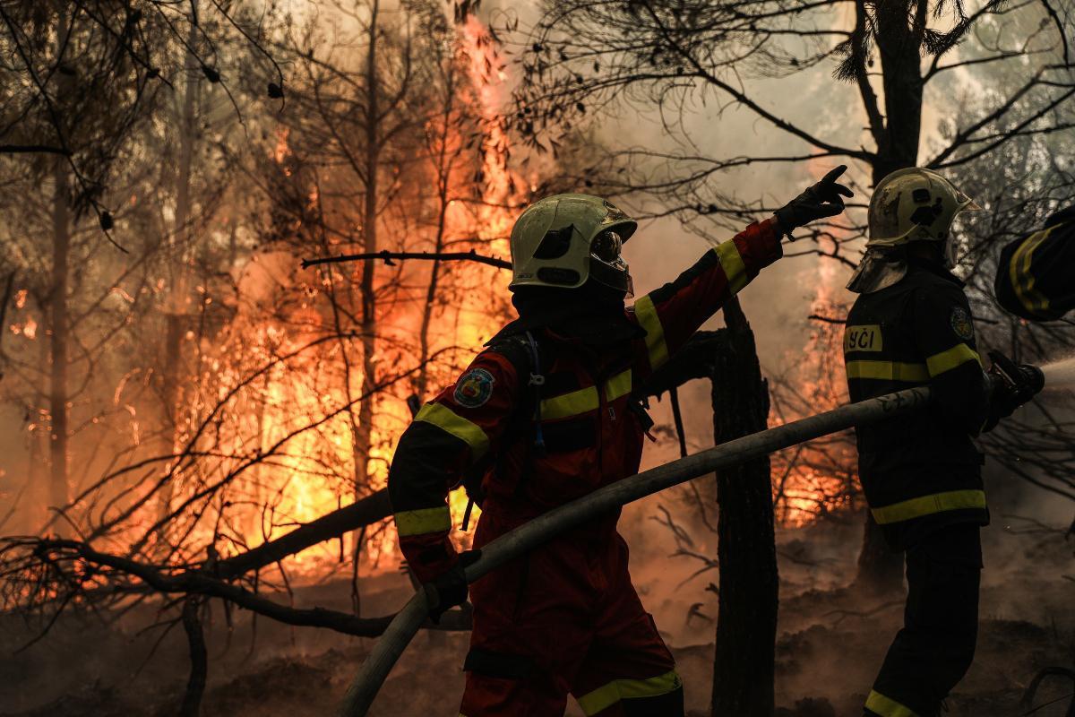 Φωτιά στην Εύβοια: Συγκλονιστικοί διάλογοι από τους πυροσβέστες την ώρα της «μάχης» - «Θα μας καεί η Γαλατσώνα»
