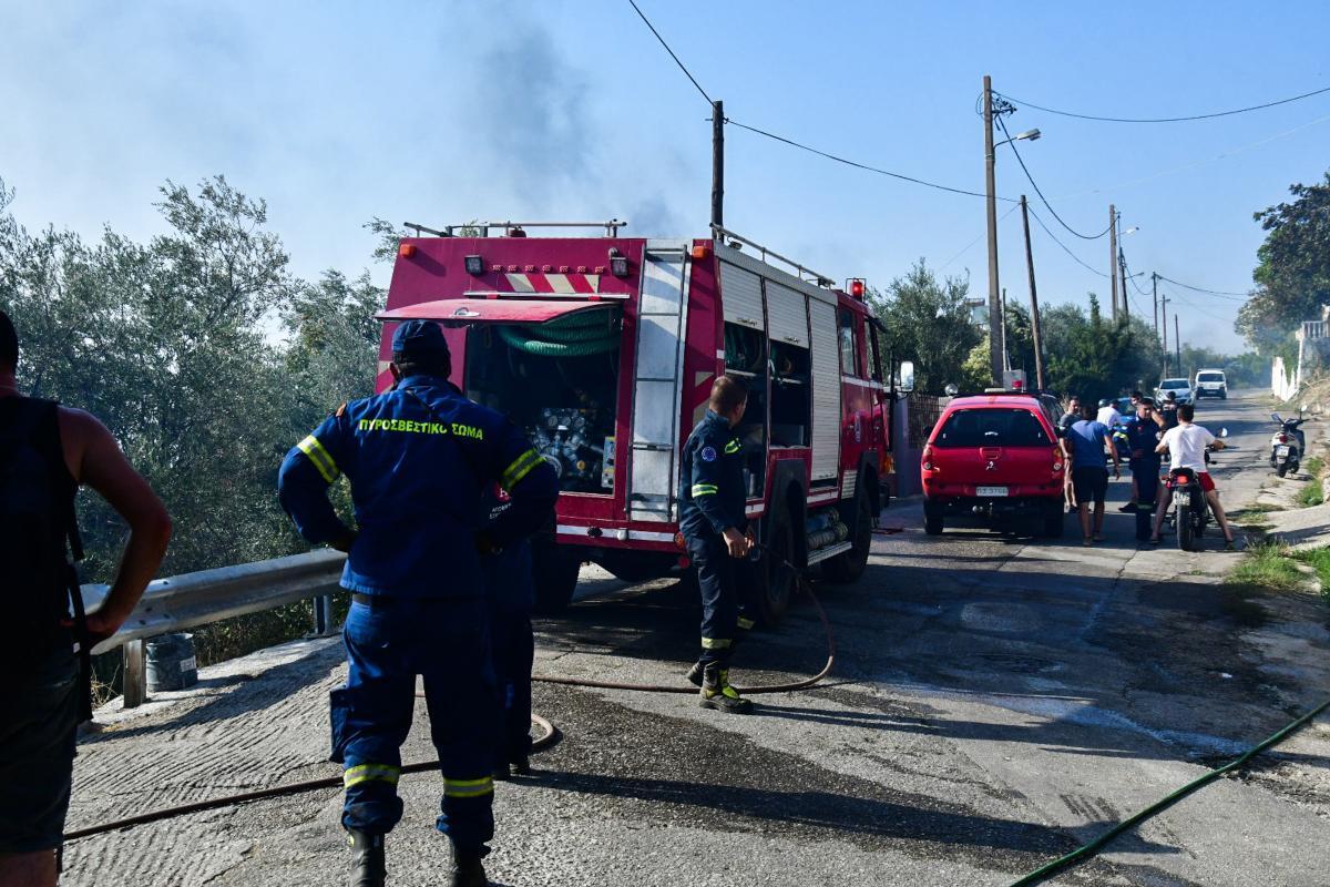 Φωτιά στον Ασπρόπυργο: Μάχη σε δύο μέτωπα για την Πυροσβεστική – Πού έχει κλείσει ο δρόμος