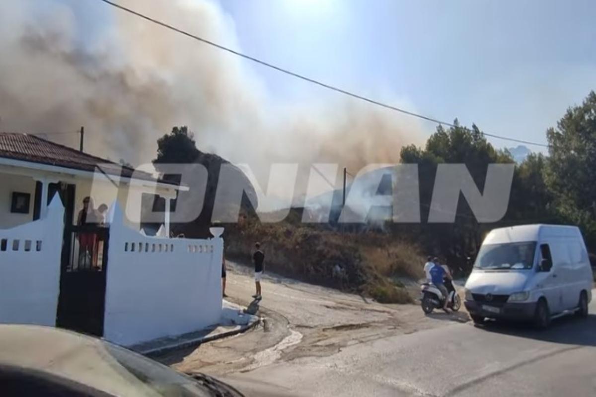 Φωτιά στη Ζάκυνθο: Σκεπάζουν τα σπίτια οι φλόγες στο Αργάσι – Δυσκολεύουν τους Πυροσβέστες οι άνεμοι