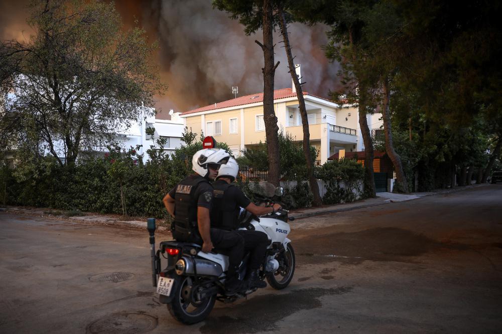 Φωτιές σε Αττική και Εύβοια: Πάνω από 310 απεγκλωβισμοί ατόμων από την ΕΛΑΣ