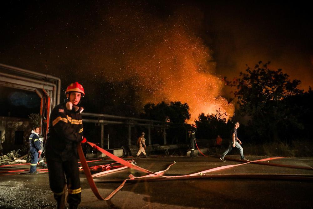 Φωτιά στην Αττική: Έκρηξη σε κοντέινερ «τίναξε» πυροσβέστες [βίντεο]