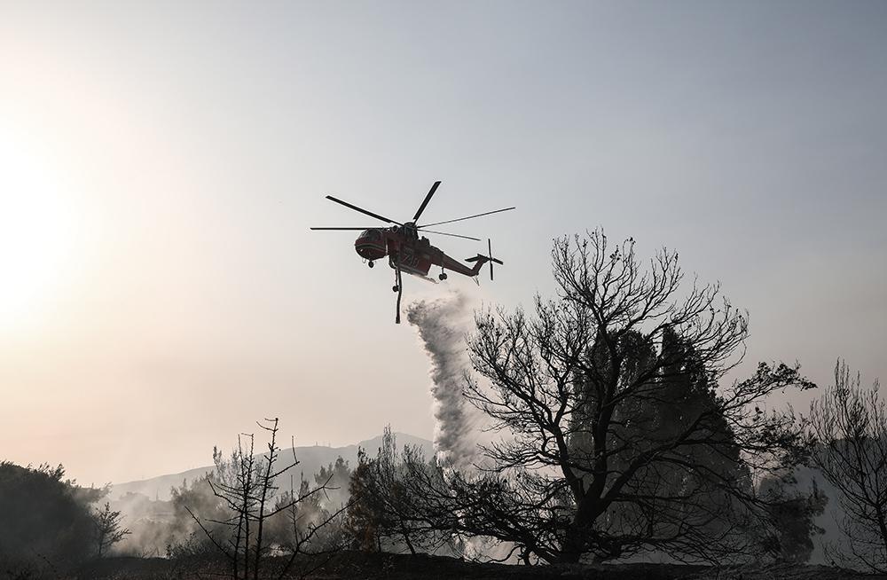 Χαρδαλιάς για φωτιά στη Βαρυμπόμπη: Διάσπαρτες αναζωπυρώσεις