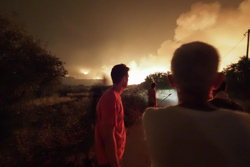 Φωτιά στην Εύβοια: Αγωνία για τα χωριά Αμέλαντες, Σκεπαστή που τα κυκλώνουν οι φλόγες