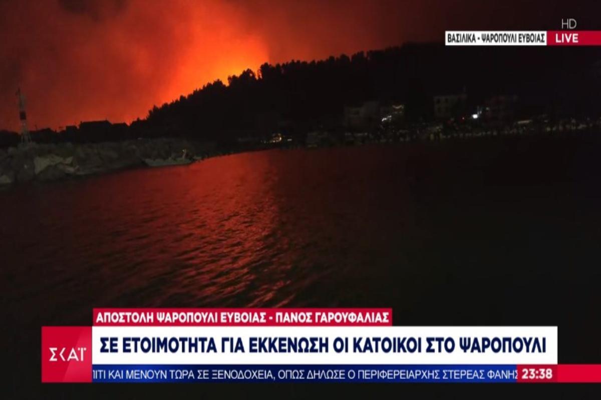Φωτιά στην Εύβοια: «Κοκκίνισε» ο ουρανός – Νύχτα κόλασης σε Βασιλικά και Ψαροπούλι – Επιβιβάζονται στα ferry boat οι κάτοικοι