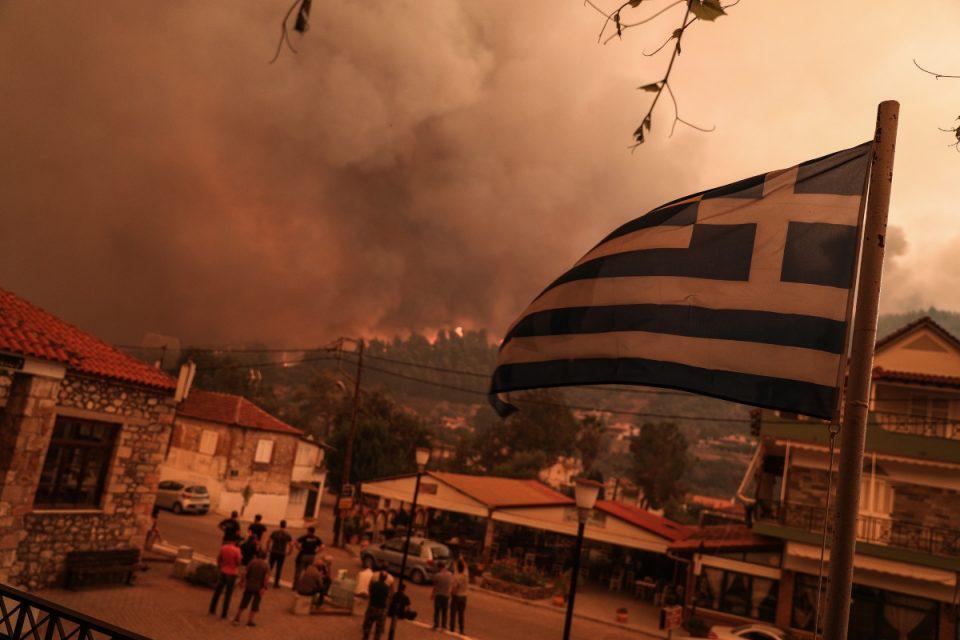 Φωτιά στην Εύβοια: Δραματικές ώρες στο Πευκί – Οι φλόγες καίνε το χωριό από τρεις πλευρές