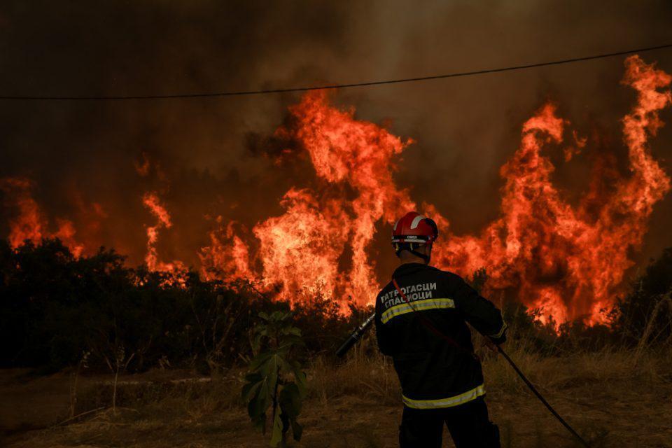 Φωτιά στην Εύβοια: «Μάχη» με τις αναζωπυρώσεις - Απειλούνται τα χωριά Γαλατσώνα, Αβγαριά, Ασμίνι - Κοντά στην Ιστιαία η φωτιά