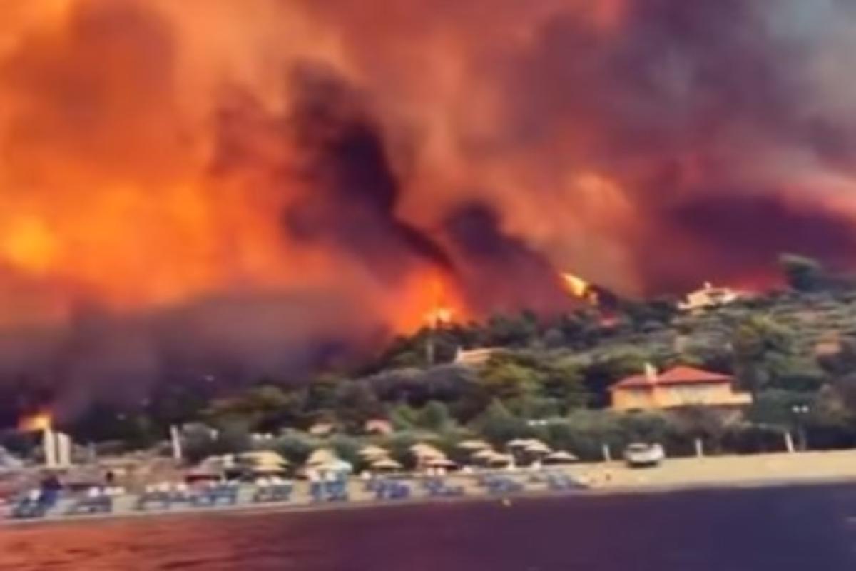 Φωτιά στην Εύβοια: Εφιάλτης με τρία μέτωπα – Χωριά παραδομένα στις φλόγες, απομακρύνθηκαν με πλοία 85 πολίτες [βίντεο]